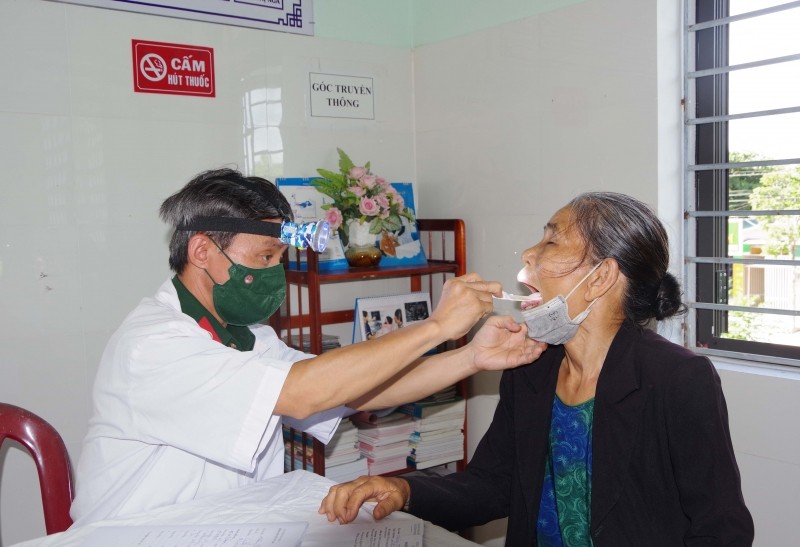 Bác sĩ Bệnh viện Quân y 268 thăm khám bệnh cho người dân xã Quảng Thái, huyện Quảng Điền, tỉnh Thừa Thiên Huế. Bác sĩ Bệnh viện Quân y 268 thăm khám bệnh cho người dân xã Quảng Thái, huyện Quảng Điền, tỉnh Thừa Thiên Huế.