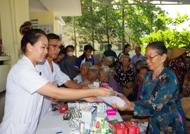 Nhiều hành động thiết thực “đền ơn đáp nghĩa” người có công với cách mạng Nhiều địa phương tổ chức khám, chữa bệnh miễn phí cho người có công với cách mạng