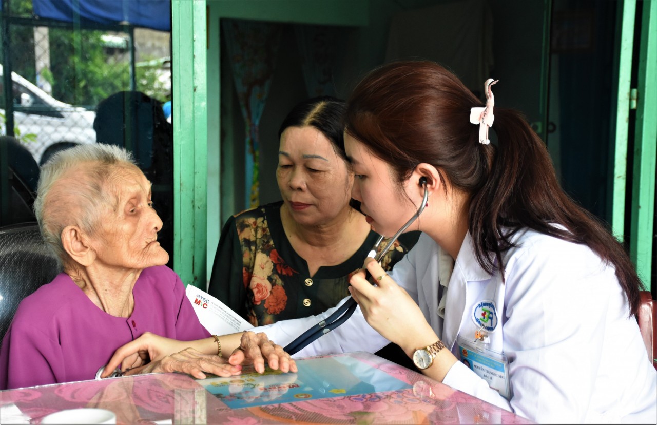 Mẹ VNAH Lại Thị Bạn (101 tuổi, xã Nghĩa Thành) được các bác sĩ Bệnh viện Bà Rịa khám bệnh miễn phí Mẹ VNAH Lại Thị Bạn (101 tuổi, xã Nghĩa Thành) được các bác sĩ Bệnh viện Bà Rịa khám bệnh miễn phí