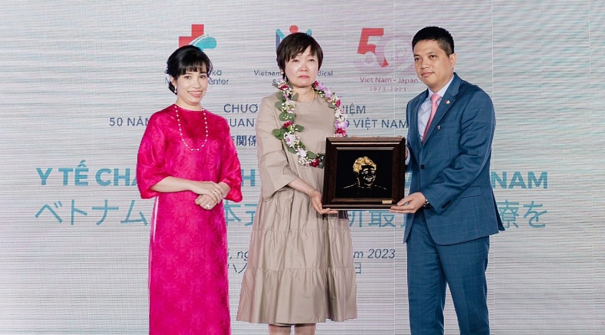 Vietnamese Artists Depict Late Japanese PM Shinzo Abe in Silver Painting Vietnamese Artists Depict Late Japanese PM Shinzo Abe in Silver Painting