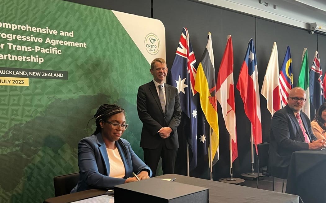 Bộ trưởng Kinh doanh và thương mại Anh Kemi Badenoch ký nghị định thư tham gia CPTPP tại Auckland, New Zealand Bộ trưởng Kinh doanh và thương mại Anh Kemi Badenoch ký nghị định thư tham gia CPTPP tại Auckland, New Zealand