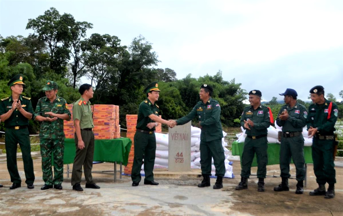 Đại tá Vương Trường Nam, Phó Chỉ huy trưởng BĐBP Đắk Lắk gặp gỡ, trao đổi với cán bộ Ty Công an tỉnh Mondulkiri. Đại tá Vương Trường Nam, Phó Chỉ huy trưởng BĐBP Đắk Lắk gặp gỡ, trao đổi với cán bộ Ty Công an tỉnh Mondulkiri.