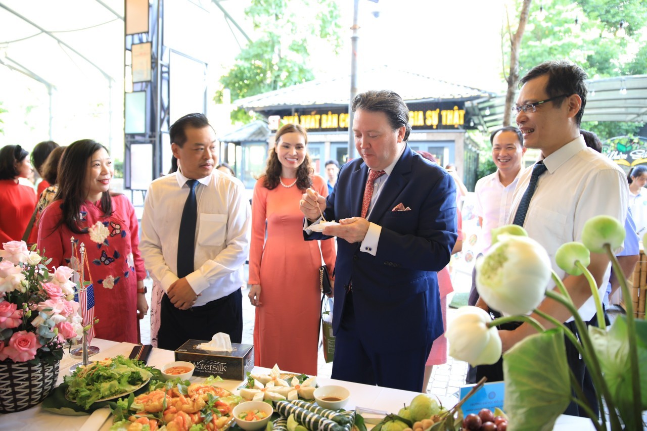 Education Cooperation Contributes to Connecting Vietnamese, American People Education Cooperation Contributes to Connecting Vietnamese, American People