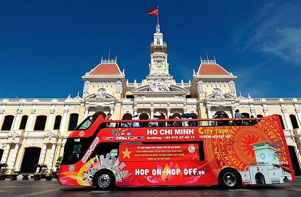 Tourists to Ho Chi Minh City take a city tour on a double-deck bus. (Photo: chinhphu.vn) Tourists to Ho Chi Minh City take a city tour on a double-deck bus. (Photo: chinhphu.vn)