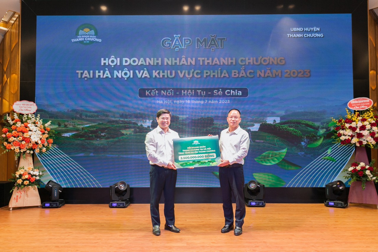 Thay mặt Hội Doanh nhân Thanh Chương tại Hà Nội, ông Nguyễn Cảnh Hồng trao tặng 2,5 tỷ đồng cho huyện Thanh Chương. Thay mặt Hội Doanh nhân Thanh Chương tại Hà Nội, ông Nguyễn Cảnh Hồng trao tặng 2,5 tỷ đồng cho huyện Thanh Chương.