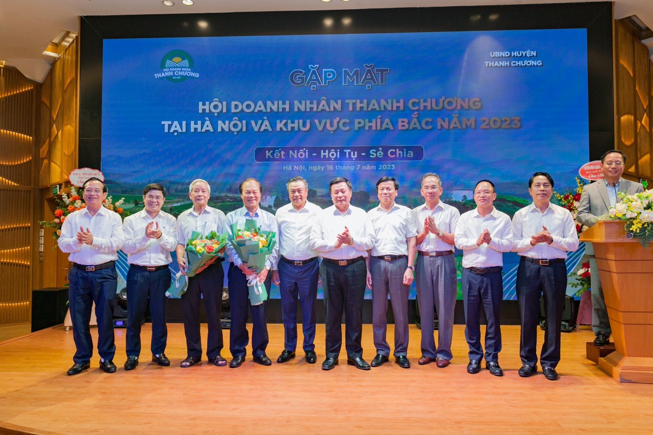 Ông Nguyễn Xuân Thắng và ông Trần Sỹ Thanh cùng lãnh đạo huyện Thanh Chương tặng hoa chúc mừng Ban chấp hành mới của Hội Doanh nhân Thanh Chương tại Hà Nội. Ông Nguyễn Xuân Thắng và ông Trần Sỹ Thanh cùng lãnh đạo huyện Thanh Chương tặng hoa chúc mừng Ban chấp hành mới của Hội Doanh nhân Thanh Chương tại Hà Nội.