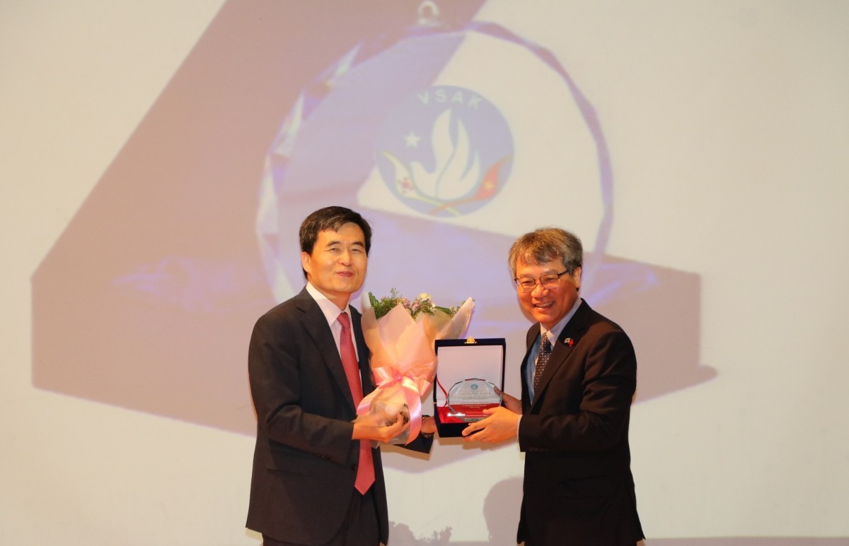 Vietnamse Ambassador to the RoK Nguyen Vu Tung participated in the conference. Photo: vov.vn Vietnamse Ambassador to the RoK Nguyen Vu Tung participated in the conference. Photo: vov.vn
