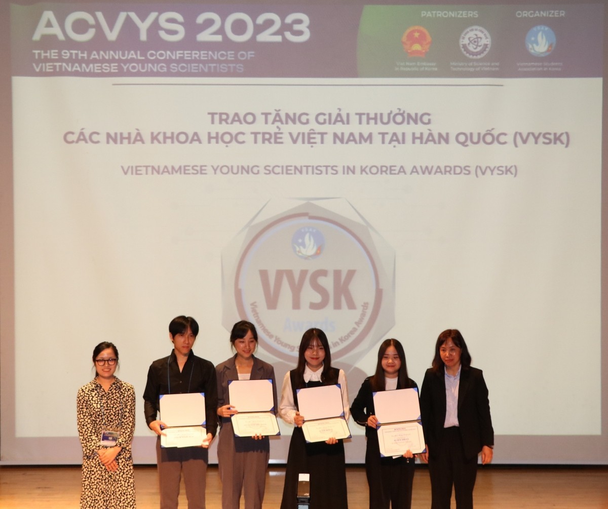 RoK Honors Seven Vietnamese Scientists RoK Honors Seven Vietnamese Scientists