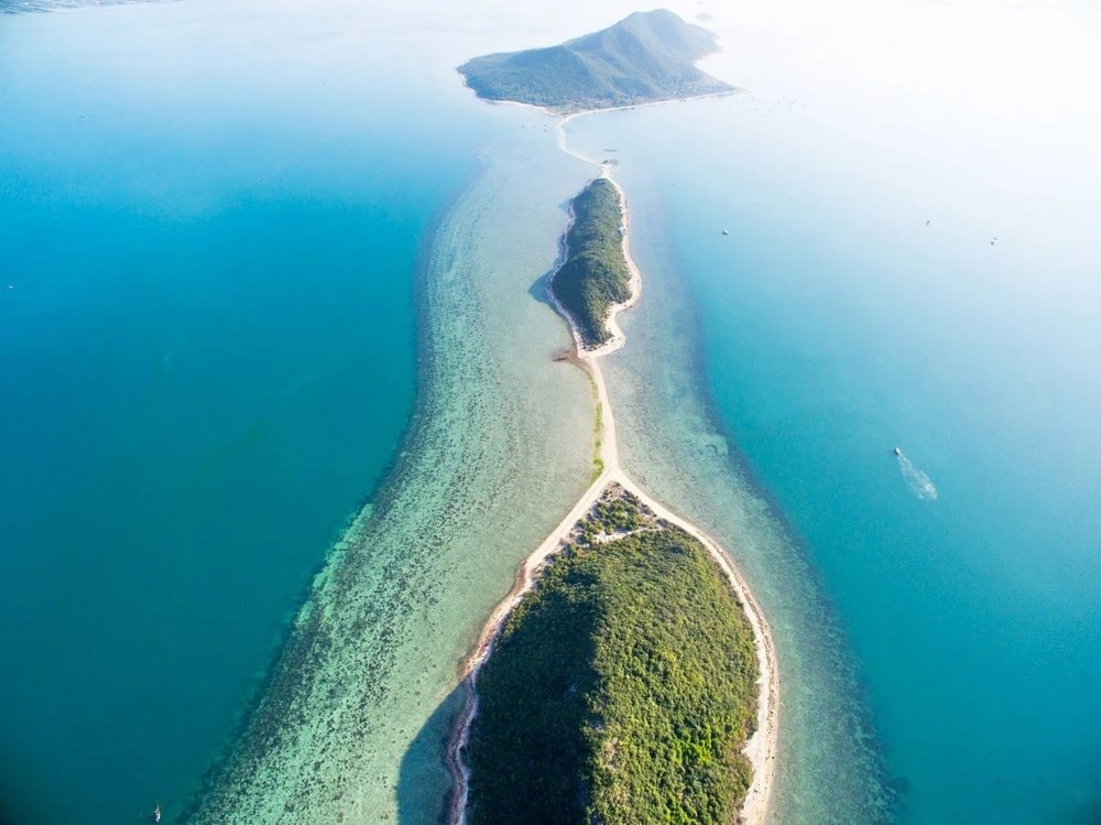 Visit The Majestic Sand Path In The Middle Of Thanh Lan Beach Visit The Majestic Sand Path In The Middle Of Thanh Lan Beach