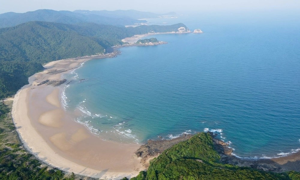 Visit The Majestic Sand Path In The Middle Of Thanh Lan Beach Visit The Majestic Sand Path In The Middle Of Thanh Lan Beach