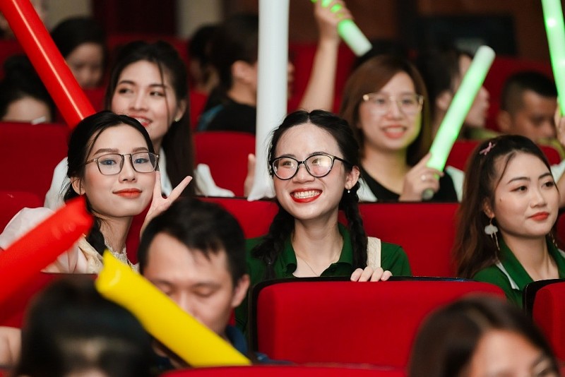 Khi banker xanh lá hóa thân thành nghệ sĩ: “Đẹp cả hình cả tiếng” Khi banker xanh lá hóa thân thành nghệ sĩ: “Đẹp cả hình cả tiếng”