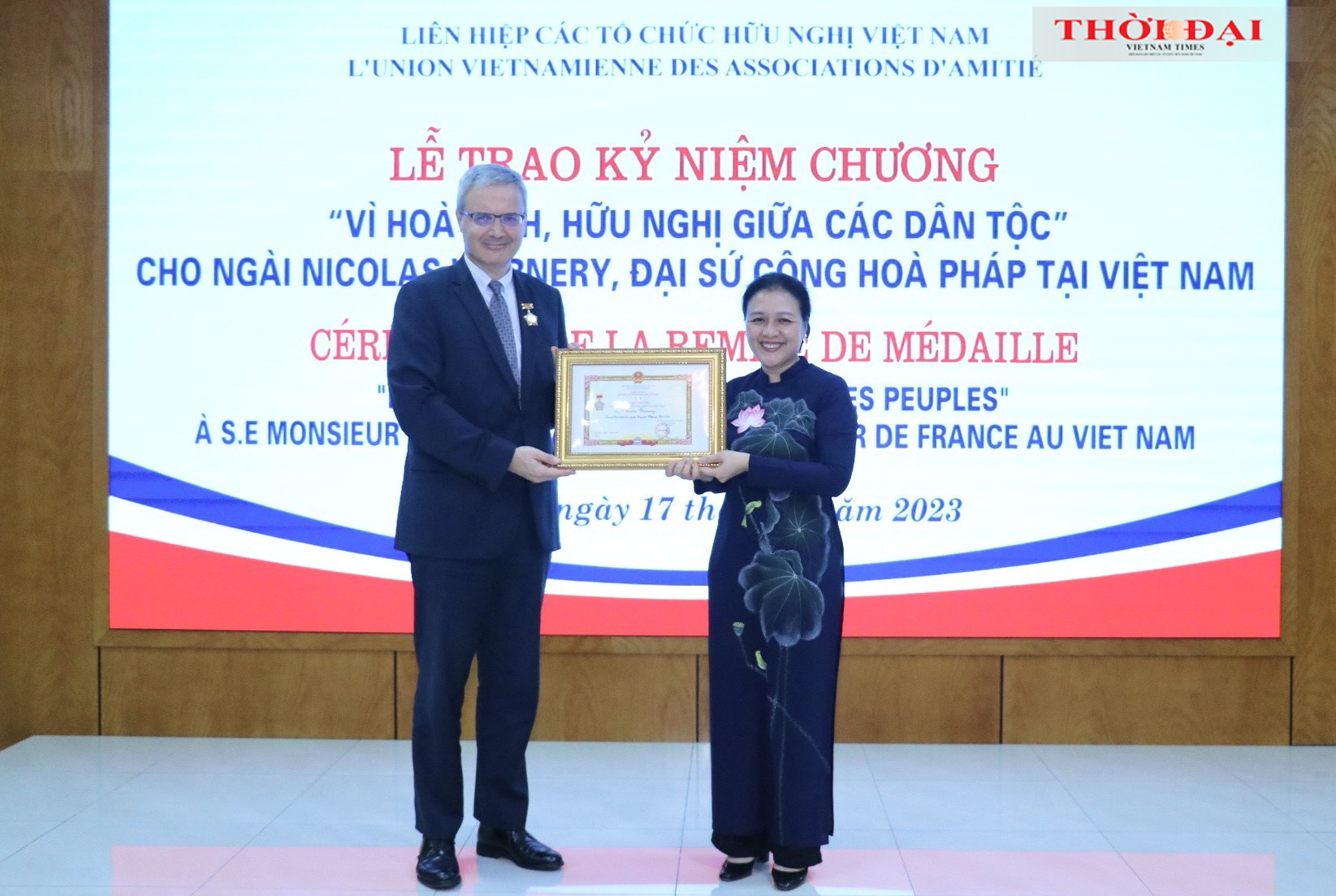 Chủ tịch Liên hiệp các tổ chức hữu nghị Việt Nam Nguyễn Phương Nga trao tặng Kỷ niệm chương Vì hòa bình và hữu nghị giữa các dân tộc cho Ngài Nicolas Warnery, Đại sứ Đặc mệnh toàn quyền Cộng hòa Pháp tại Việt Nam (Ảnh: Thu Hà). Chủ tịch Liên hiệp các tổ chức hữu nghị Việt Nam Nguyễn Phương Nga trao tặng Kỷ niệm chương Vì hòa bình và hữu nghị giữa các dân tộc cho Ngài Nicolas Warnery, Đại sứ Đặc mệnh toàn quyền Cộng hòa Pháp tại Việt Nam (Ảnh: Thu Hà).