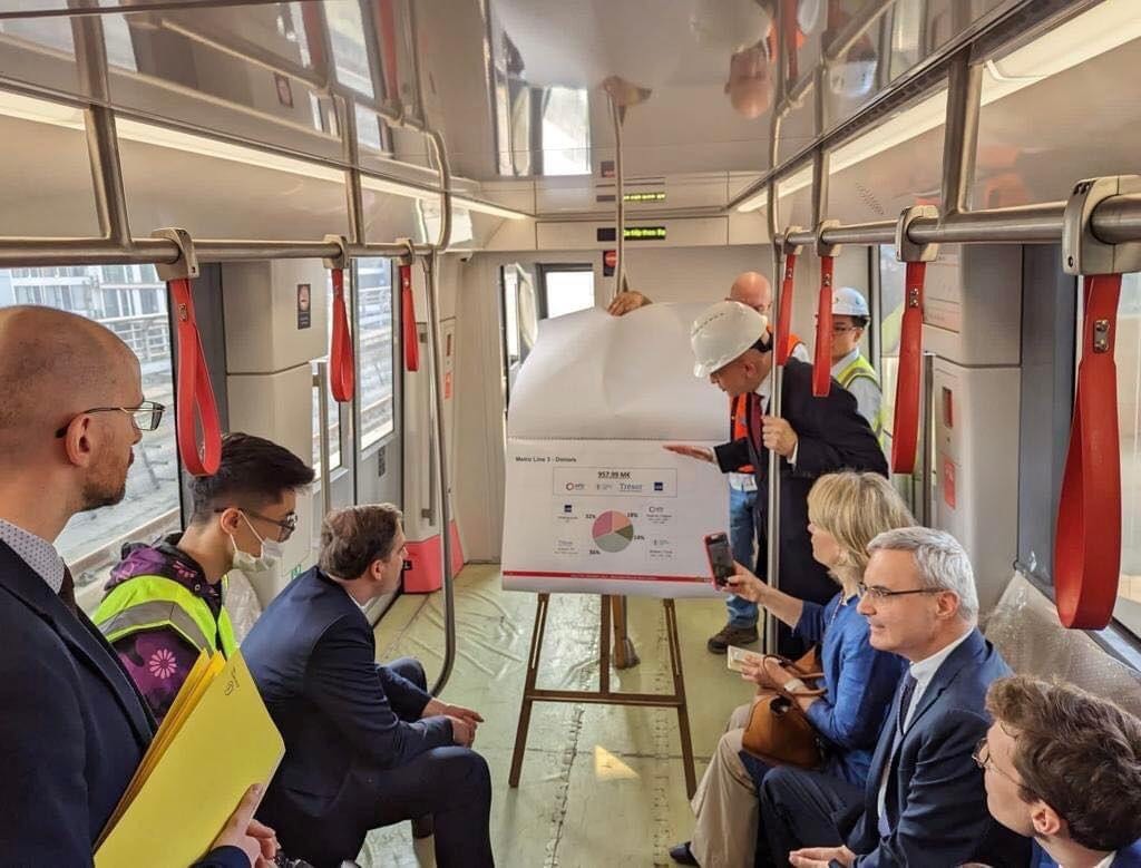 Đại sứ Pháp Nicolas Warnery (thứ hai, từ phải sang) thăm tuyến đường sắt đô thị số 3, tuyến đường thử nghiệm của đường sắt đô thị Hà Nội, là biểu tượng của kinh nghiệm của Pháp (Ảnh: Đại sứ quán Pháp tại Việt Nam). Đại sứ Pháp Nicolas Warnery (thứ hai, từ phải sang) thăm tuyến đường sắt đô thị số 3, tuyến đường thử nghiệm của đường sắt đô thị Hà Nội, là biểu tượng của kinh nghiệm của Pháp (Ảnh: Đại sứ quán Pháp tại Việt Nam).