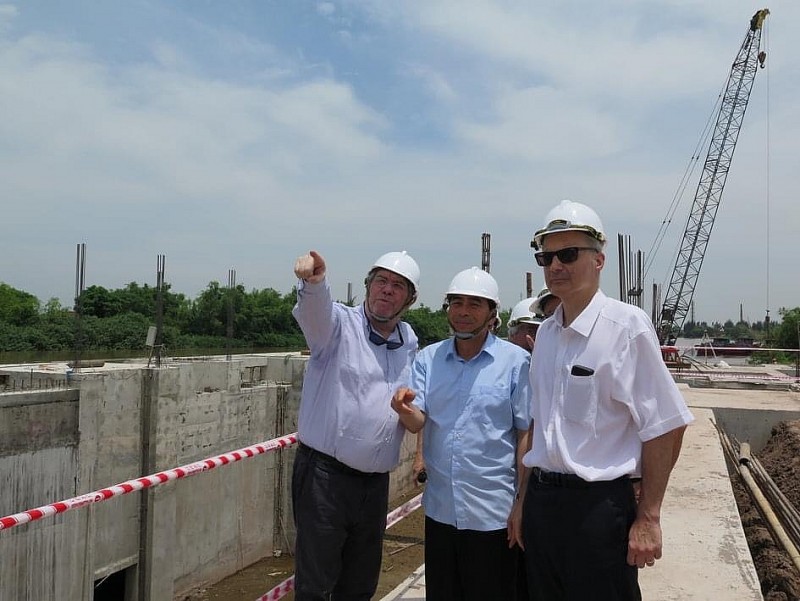 Đại sứ Pháp Nicolas Warnery đã đi thăm tỉnh Ninh Bình và công trình âu thuyền Kim Đài, do Cơ quan Phát triển Pháp AFD tài trợ với số vốn lên đến 19,2 triệu euros. Dự án này giúp địa phương ngăn chặn hiệu quả xâm nhập mặn và thích nghi với ảnh hưởng của biến đổi khí hậu (Ảnh: Đại sứ quán Pháp tại Việt Nam). Đại sứ Pháp Nicolas Warnery đã đi thăm tỉnh Ninh Bình và công trình âu thuyền Kim Đài, do Cơ quan Phát triển Pháp AFD tài trợ với số vốn lên đến 19,2 triệu euros. Dự án này giúp địa phương ngăn chặn hiệu quả xâm nhập mặn và thích nghi với ảnh hưởng của biến đổi khí hậu (Ảnh: Đại sứ quán Pháp tại Việt Nam).