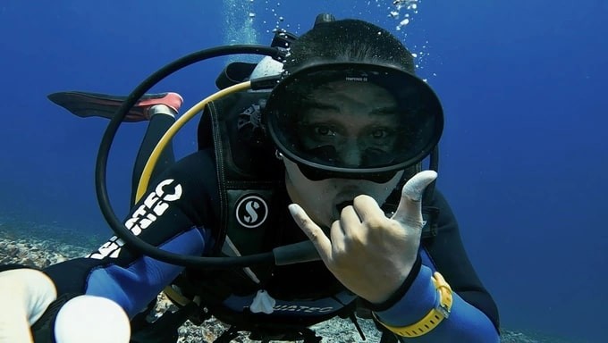 Vietnamese Man Scuba Dives To Find 79-Year-Old Shipwreck Vietnamese Man Scuba Dives To Find Shipwrecks in Philippines