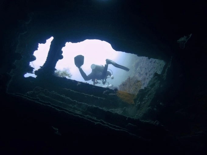 Vietnamese Man Scuba Dives To Find 79-Year-Old Shipwreck Vietnamese Man Scuba Dives To Find Shipwrecks in Philippines