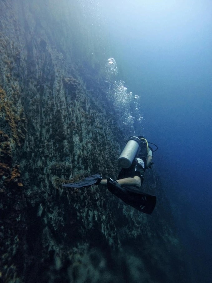 Vietnamese Man Scuba Dives To Find 79-Year-Old Shipwreck Vietnamese Man Scuba Dives To Find Shipwrecks in Philippines