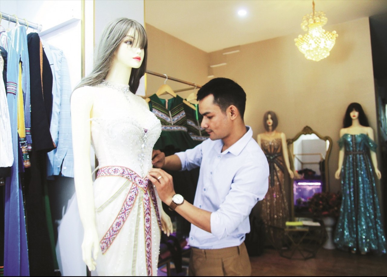 K"Jona - Người tạo ra giá trị gia tăng cho thổ cẩm truyền thống K"Jona - Người tạo ra giá trị gia tăng cho thổ cẩm truyền thống