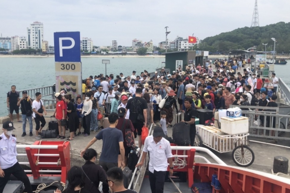 hơn 340 du khách đã được bố trí nghỉ ngơi ở các cơ sở lưu trú an toàn. hơn 340 du khách đã được bố trí nghỉ ngơi ở các cơ sở lưu trú an toàn.