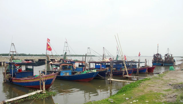 Tàu thuyền nơi neo đậu tại khu vực Trạm kiểm soát biên phòng cửa đáy thuộc Đồn biên phòng Kim Sơn, huyện Kim Sơn, tỉnh Ninh Bình. Ảnh: Thùy Dung - TTXVN Tàu thuyền nơi neo đậu tại khu vực Trạm kiểm soát biên phòng cửa đáy thuộc Đồn biên phòng Kim Sơn, huyện Kim Sơn, tỉnh Ninh Bình. Ảnh: Thùy Dung - TTXVN