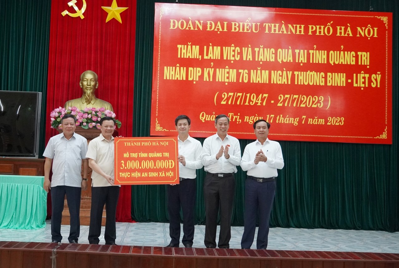 TP. Hà Nội đã trao tặng 3 tỉ đồng cho tỉnh Quảng Trị thực hiện các hoạt động an sinh xã hội TP. Hà Nội đã trao tặng 3 tỉ đồng cho tỉnh Quảng Trị thực hiện các hoạt động an sinh xã hội