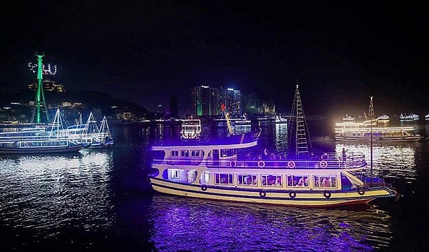 Cruises in Ha Long Bay at night (Photo: VNA) Cruises in Ha Long Bay at night (Photo: VNA)