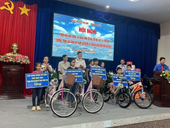 Vùng 2 Hải quân nhận đỡ đầu con ngư dân ở Bạc Liêu