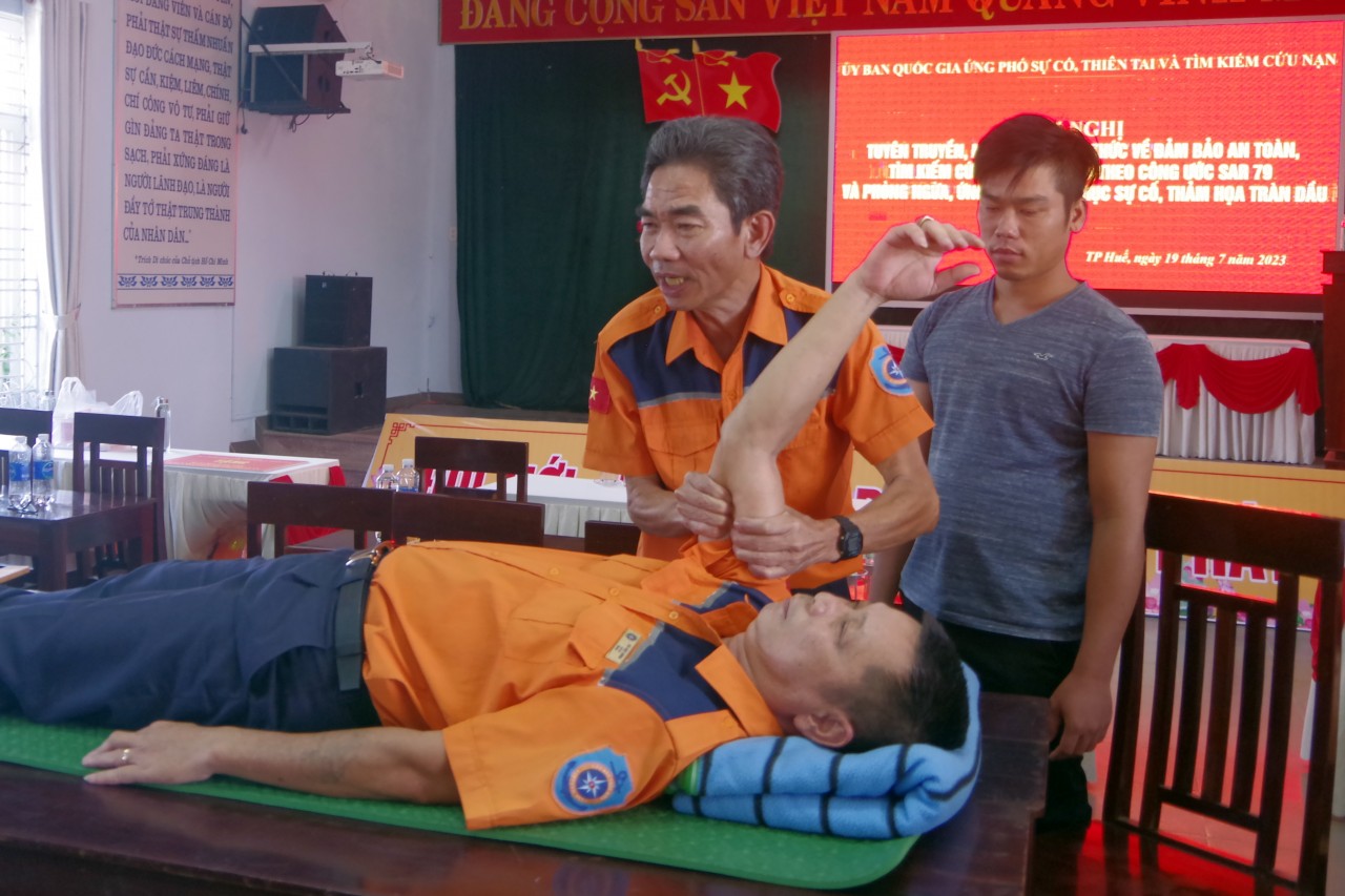 Hướng dẫn ngư dân cách sơ cấp cứu tai nạn trên biển. Hướng dẫn ngư dân cách sơ cấp cứu tai nạn trên biển.