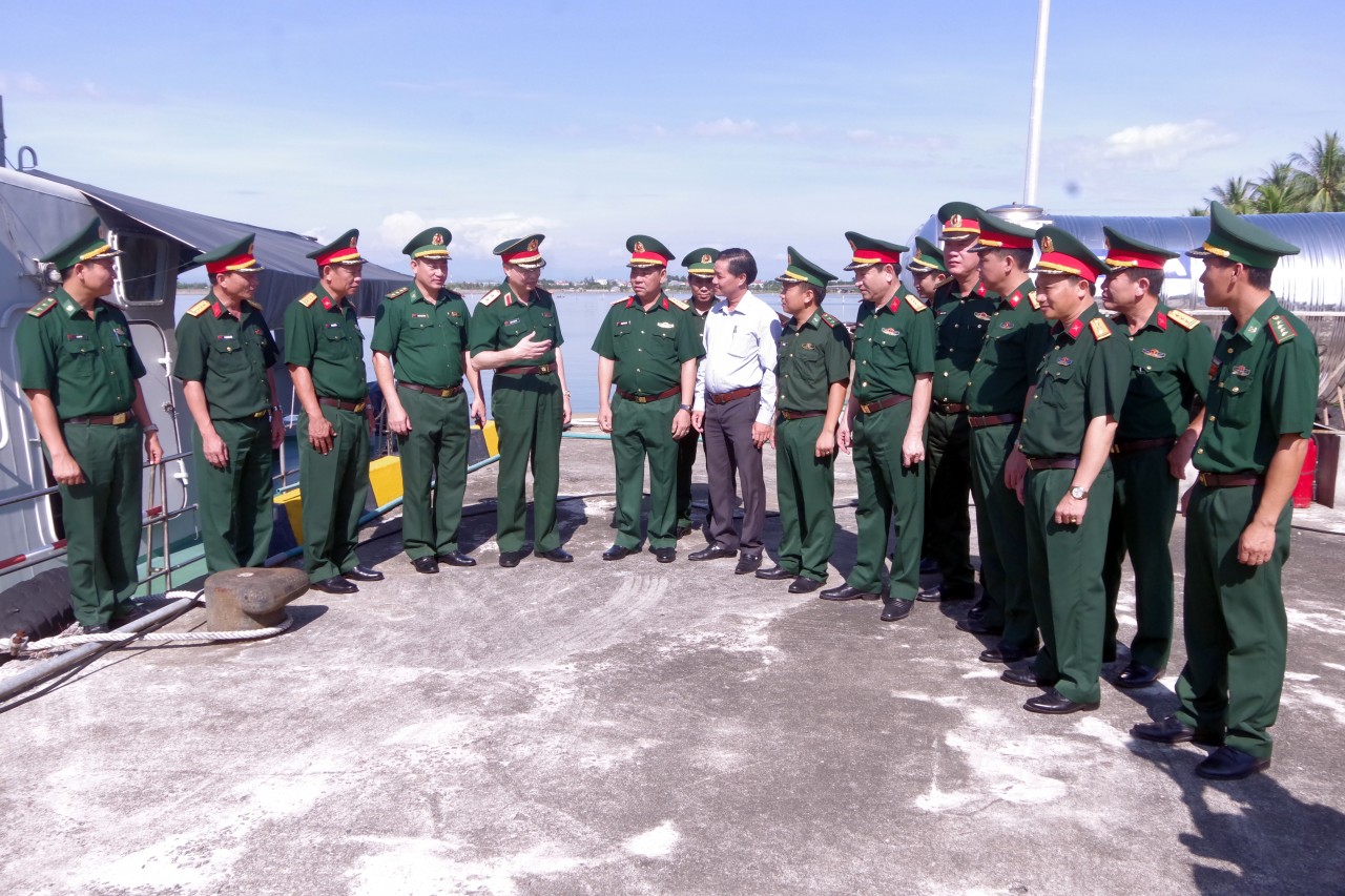 Đoàn công tác thăm, kiểm tra tại Hải đội 2, Bộ đội Biên phòng tỉnh Thừa Thiên Huế. Đoàn công tác thăm, kiểm tra tại Hải đội 2, Bộ đội Biên phòng tỉnh Thừa Thiên Huế.