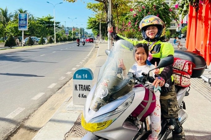 Grandmother And Granddaughter Conquer Vietnam’s Beautiful Sea Routes Grandmother And Granddaughter Conquer Vietnam’s Beautiful Sea Routes