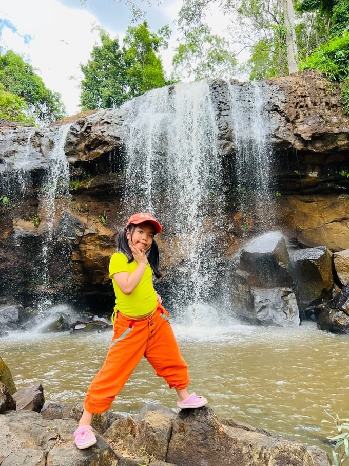 Grandmother And Granddaughter Conquer Vietnam’s Beautiful Sea Routes Grandmother And Granddaughter Conquer Vietnam’s Beautiful Sea Routes
