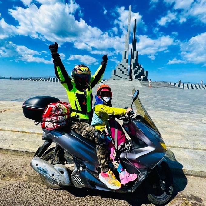 Grandmother And Granddaughter Conquer Vietnam’s Beautiful Sea Routes Grandmother And Granddaughter Conquer Vietnam’s Beautiful Sea Routes