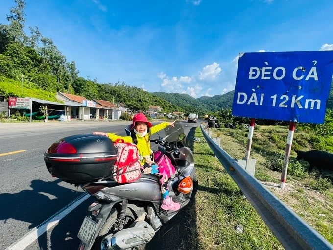 Grandmother And Granddaughter Conquer Vietnam’s Beautiful Sea Routes Grandmother And Granddaughter Conquer Vietnam’s Beautiful Sea Routes