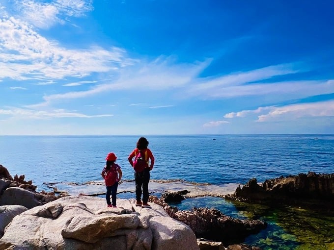 Grandmother And Granddaughter Conquer Vietnam’s Beautiful Sea Routes Grandmother And Granddaughter Conquer Vietnam’s Beautiful Sea Routes