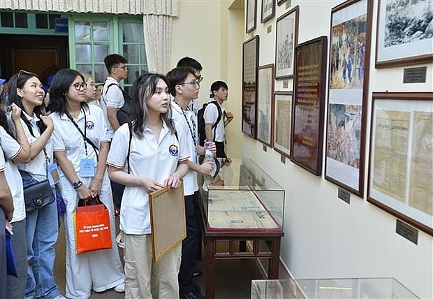 OV youths visit the VFF museum (Photo: VNA) OV youths visit the VFF museum (Photo: VNA)
