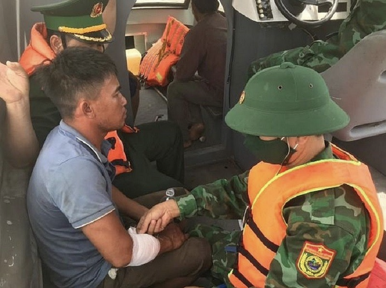 Cán bộ chiến sĩ Đồn Biên phòng Diễn Thành, Bộ đội biên phòng tỉnh Nghệ An tiến hành sơ cứu các thuyền viên gặp nạn và đưa về đất liền an toàn. Cán bộ chiến sĩ Đồn Biên phòng Diễn Thành, Bộ đội biên phòng tỉnh Nghệ An tiến hành sơ cứu các thuyền viên gặp nạn và đưa về đất liền an toàn.