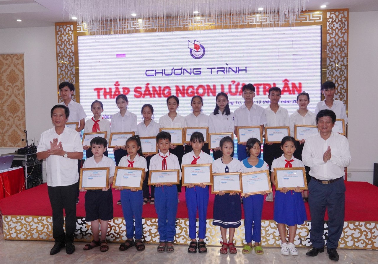 Nhiều hoạt động ý nghĩa thiết thực qua Chương trình “Thắp sáng ngọn lửa tri ân” tại Quảng Trị Nhiều hoạt động ý nghĩa thiết thực qua Chương trình “Thắp sáng ngọn lửa tri ân” tại Quảng Trị