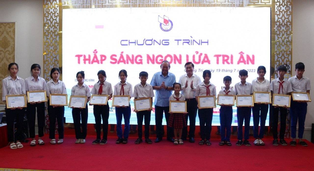Nhiều hoạt động ý nghĩa thiết thực qua Chương trình “Thắp sáng ngọn lửa tri ân” tại Quảng Trị Nhiều hoạt động ý nghĩa thiết thực qua Chương trình “Thắp sáng ngọn lửa tri ân” tại Quảng Trị