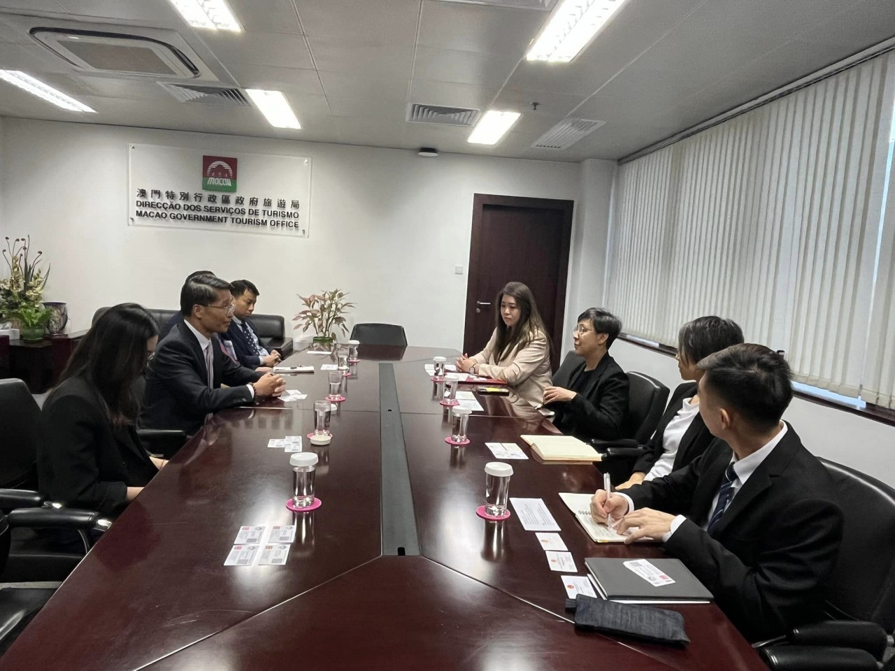 Đoàn Tổng Lãnh sự quán Việt Nam tại Hong Kong và Macau làm việc với Cục Du lịch Macau. (Nguồn: TLSQ Việt Nam tại Hong Kong và Macau) Đoàn Tổng Lãnh sự quán Việt Nam tại Hong Kong và Macau làm việc với Cục Du lịch Macau. (Nguồn: TLSQ Việt Nam tại Hong Kong và Macau)
