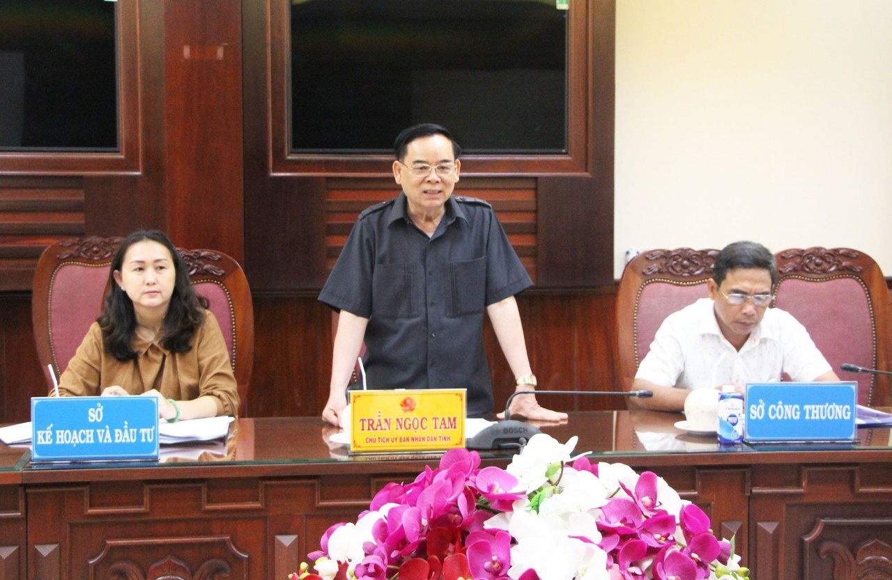Ông Trần Ngọc Tam - Chủ tịch UBND tỉnh Bến Tre chủ trì cuộc họp Ông Trần Ngọc Tam - Chủ tịch UBND tỉnh Bến Tre chủ trì cuộc họp