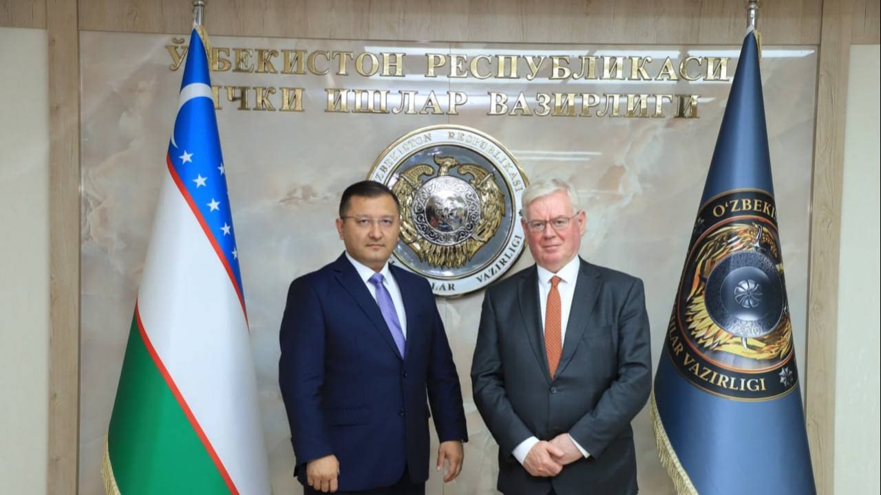 Đại diện đặc biệt của EU về Nhân quyền Eamon Gilmore và lãnh đạo Bộ Nội vụ Uzbekistan (Ảnh: kun.uz) Đại diện đặc biệt của EU về Nhân quyền Eamon Gilmore và lãnh đạo Bộ Nội vụ Uzbekistan (Ảnh: kun.uz)