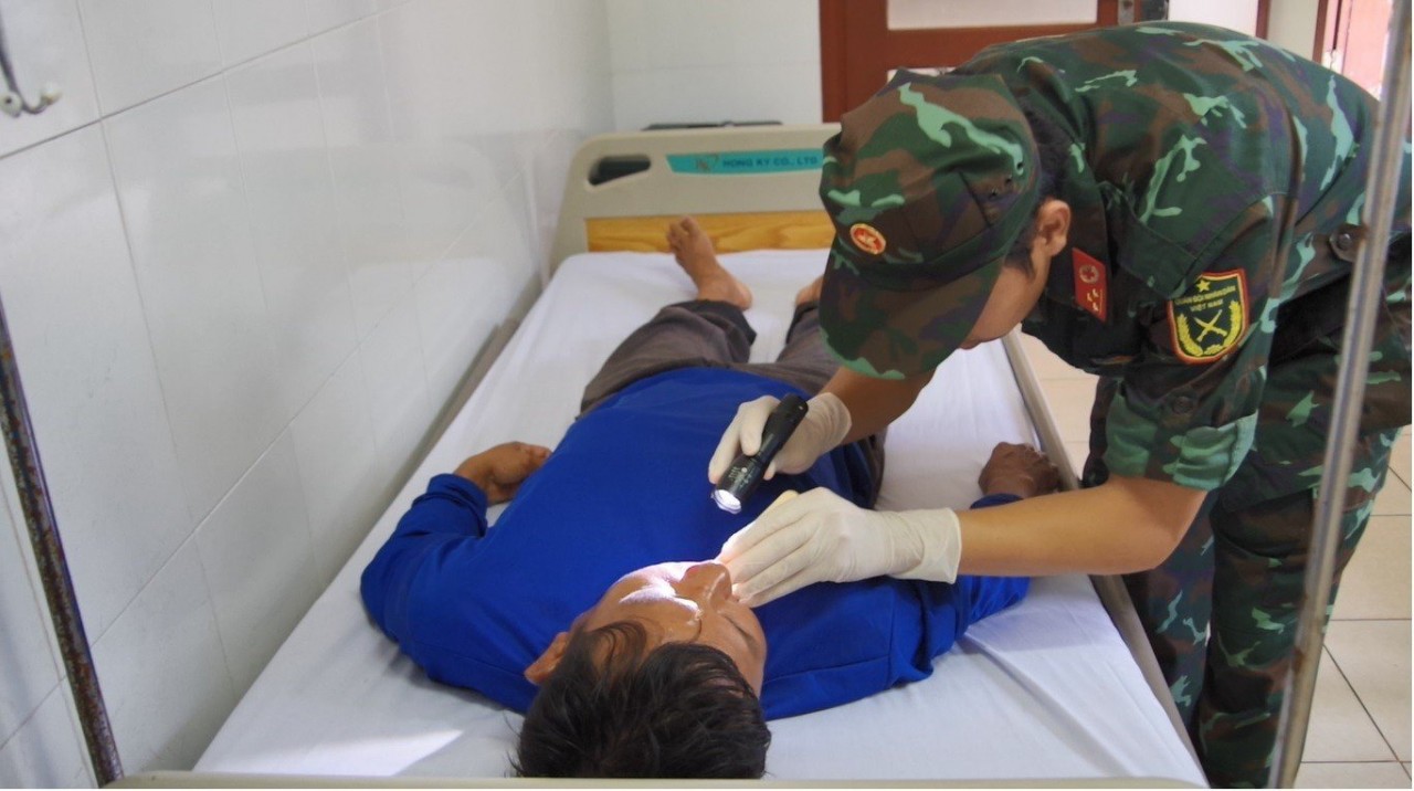 Quân y đảo Trường Sa thăm khám và chăm sóc sức khỏe cho bệnh nhân Cảnh. Quân y đảo Trường Sa thăm khám và chăm sóc sức khỏe cho bệnh nhân Cảnh.