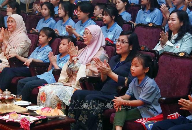 Phu nhân Thủ tướng Việt Nam và Phu nhân Thủ tướng Malaysia thưởng thức nghệ thuật múa rối nước Phu nhân Thủ tướng Việt Nam và Phu nhân Thủ tướng Malaysia thưởng thức nghệ thuật múa rối nước