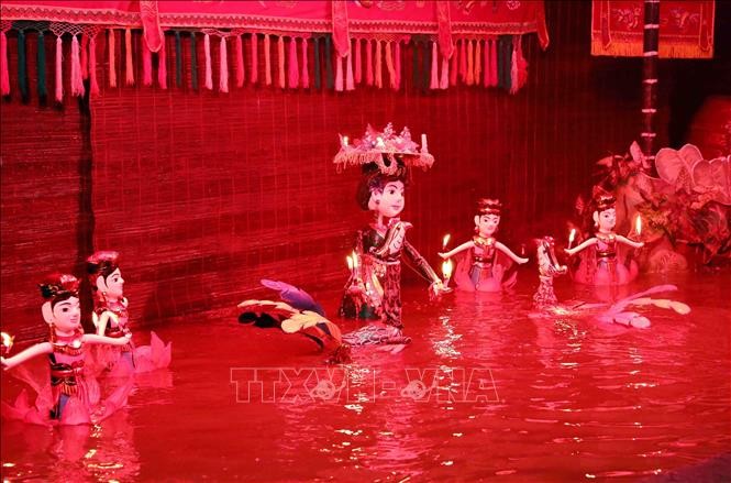 Phu nhân Thủ tướng Việt Nam và Phu nhân Thủ tướng Malaysia thưởng thức nghệ thuật múa rối nước Phu nhân Thủ tướng Việt Nam và Phu nhân Thủ tướng Malaysia thưởng thức nghệ thuật múa rối nước