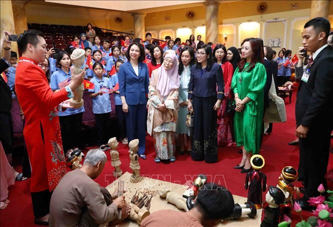 Phu nhân Thủ tướng Việt Nam và Phu nhân Thủ tướng Malaysia thưởng thức nghệ thuật múa rối nước Phu nhân Thủ tướng Việt Nam và Phu nhân Thủ tướng Malaysia thưởng thức nghệ thuật múa rối nước