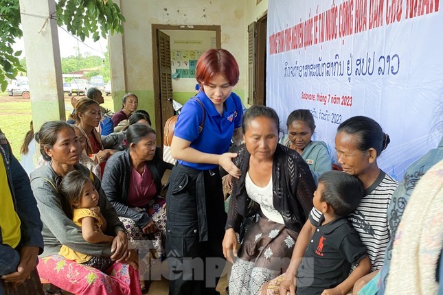Da Nang 'Blue shirt' Youth Support Needy People in Laos Da Nang 'Blue shirt' Youth Support Needy People in Laos