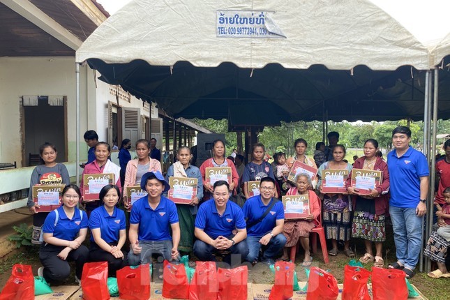Da Nang 'Blue shirt' Youth Support Needy People in Laos Da Nang 'Blue shirt' Youth Support Needy People in Laos