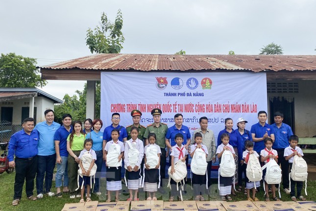 Da Nang 'Blue shirt' Youth Support Needy People in Laos Da Nang 'Blue shirt' Youth Support Needy People in Laos