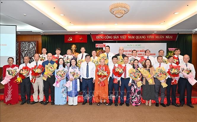 Phát huy vai trò cầu nối cộng đồng người Việt Nam ở nước ngoài với đồng bào trong nước Phát huy vai trò cầu nối cộng đồng người Việt Nam ở nước ngoài với đồng bào trong nước