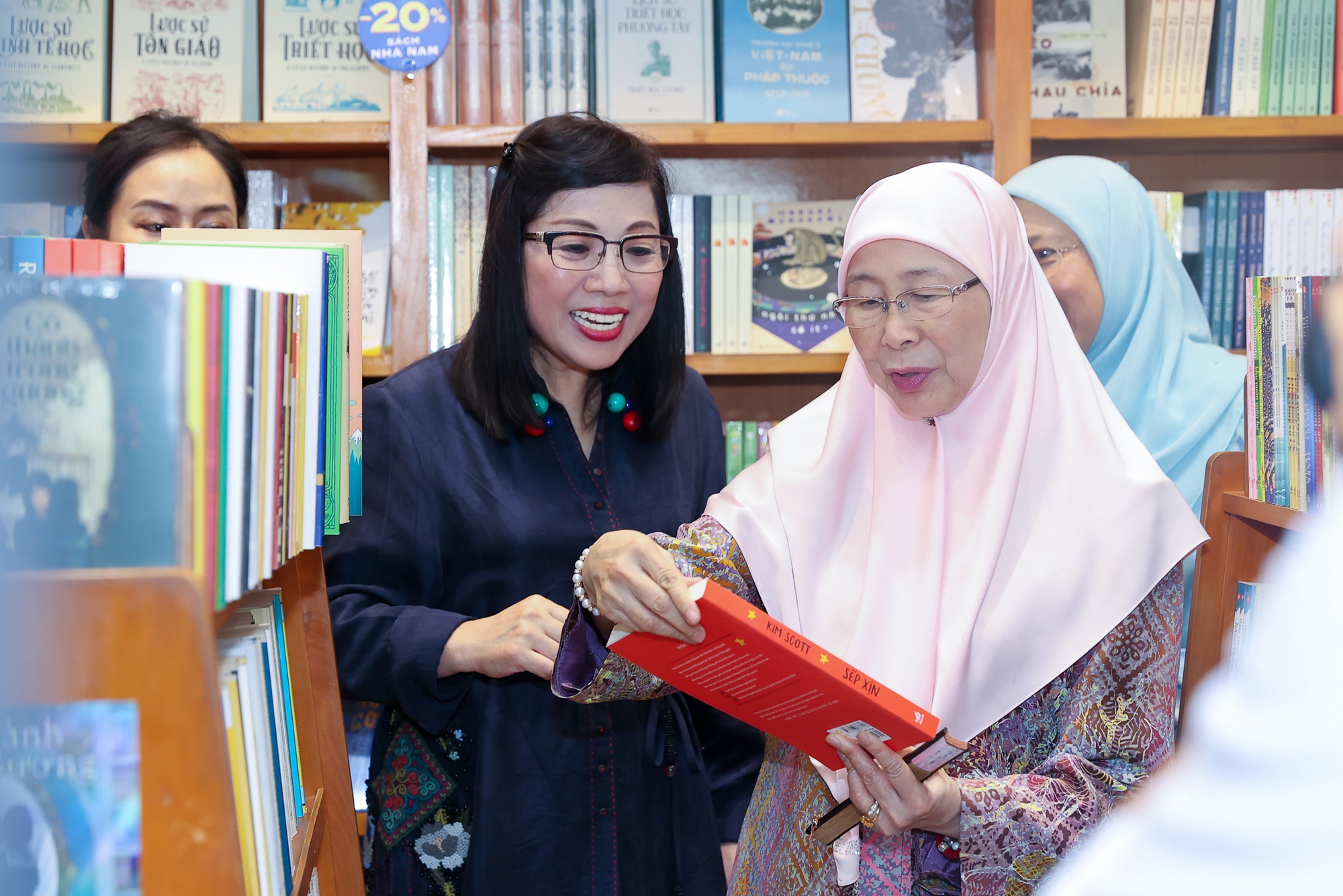 Chùm ảnh: Thủ tướng Phạm Minh Chính cùng Thủ tướng Malaysia thăm phố sách Hà Nội và thưởng thức cà phê Việt Nam - Ảnh 6. Chùm ảnh: Thủ tướng Phạm Minh Chính cùng Thủ tướng Malaysia thăm phố sách Hà Nội và thưởng thức cà phê Việt Nam - Ảnh 6.